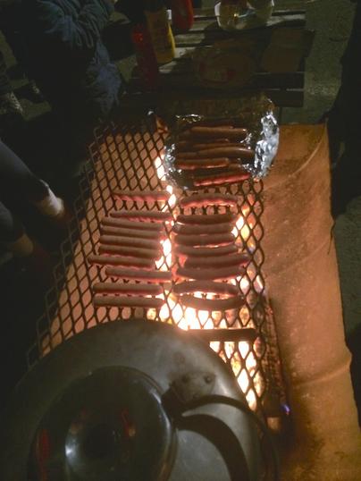 Pølser på grillen